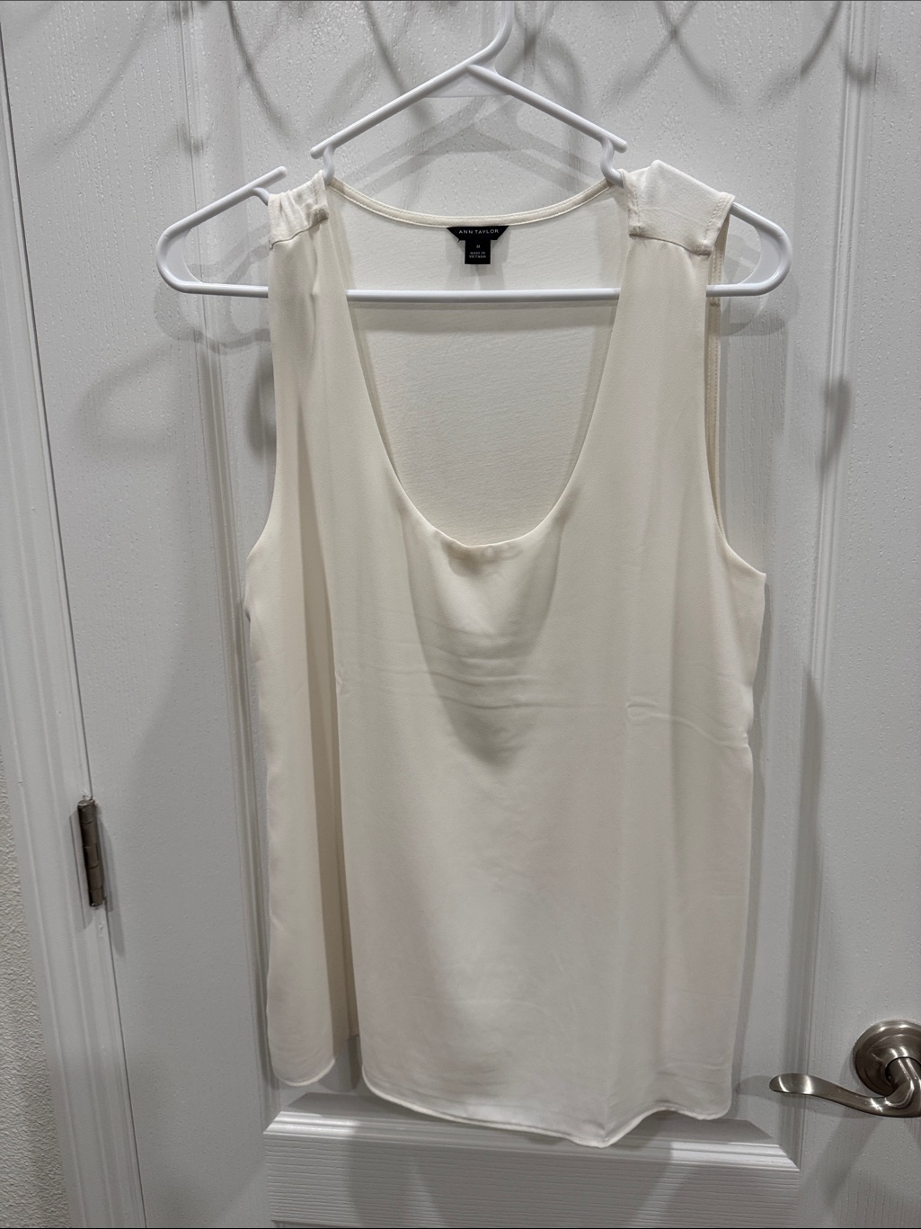 Ann Taylor Cream Scoop Neck Sleeveless Camisole